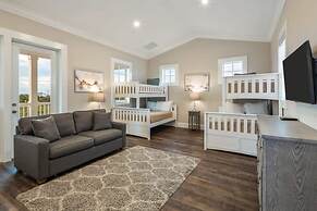 Mirador House by Brightwild Pool Dock