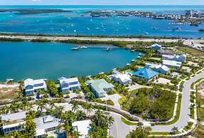 Mirador House by Brightwild Pool Dock