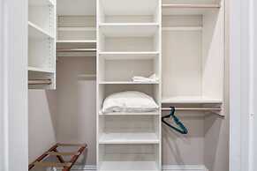 Mirador House by Brightwild Pool Dock