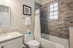 Mirador House by Brightwild Pool Dock