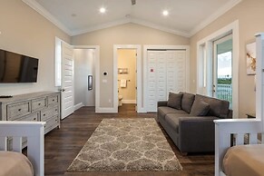 Mirador House by Brightwild Pool Dock