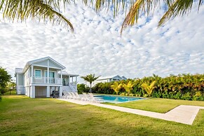 Mirador House by Brightwild Pool Dock