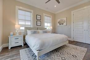 Mirador House by Brightwild Pool Dock