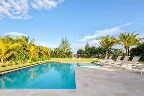 Mirador House by Brightwild Pool Dock