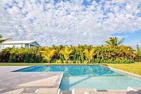 Mirador House by Brightwild Pool Dock