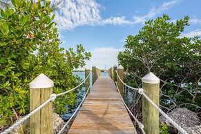 Mirador House by Brightwild Pool Dock