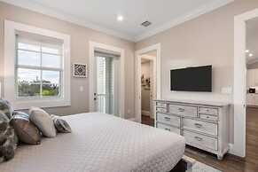 Mirador House by Brightwild Pool Dock