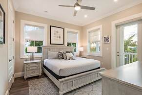 Mirador House by Brightwild Pool Dock