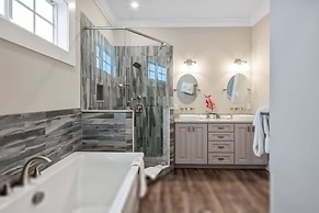 Mirador House by Brightwild Pool Dock