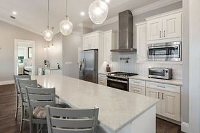 Mirador House by Brightwild Pool Dock