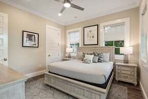 Mirador House by Brightwild Pool Dock