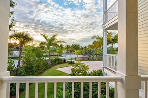 Mirador House by Brightwild Pool Dock