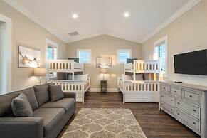 Mirador House by Brightwild Pool Dock