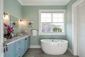 Springtide House by Brightwild Waterfront Pool