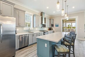 Springtide House by Brightwild Waterfront Pool