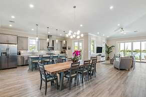 Springtide House by Brightwild Waterfront Pool