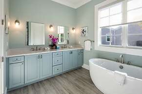 Springtide House by Brightwild Waterfront Pool