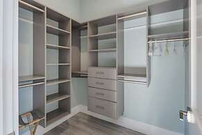 Springtide House by Brightwild Waterfront Pool