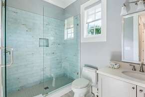 Springtide House by Brightwild Waterfront Pool