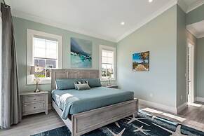 Springtide House by Brightwild Waterfront Pool