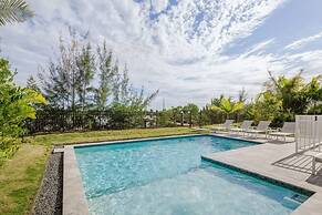 Springtide House by Brightwild Waterfront Pool