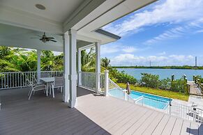 Springtide House by Brightwild Waterfront Pool