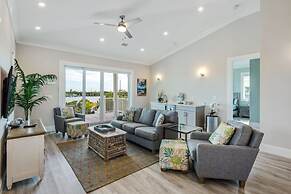 Springtide House by Brightwild Waterfront Pool