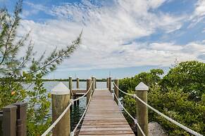 Springtide House by Brightwild Waterfront Pool