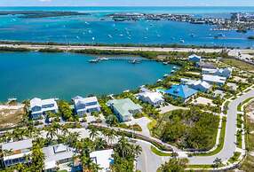 Springtide House by Brightwild Waterfront Pool