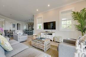 Springtide House by Brightwild Waterfront Pool