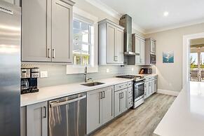 Springtide House by Brightwild Waterfront Pool