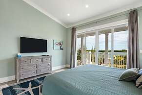 Springtide House by Brightwild Waterfront Pool