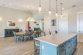 Springtide House by Brightwild Waterfront Pool