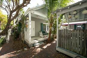 Conch Cottage by Brightwild Quiet w Shared Pool