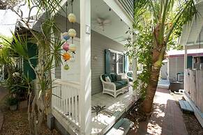Conch Cottage by Brightwild Quiet w Shared Pool