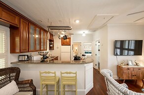 Conch Cottage by Brightwild Quiet w Shared Pool