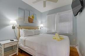 Poolside Suite by Brightwild Pvt Pool Parking