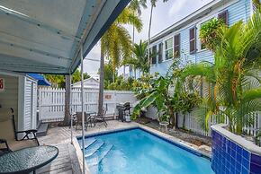 Poolside Suite by Brightwild Pvt Pool Parking