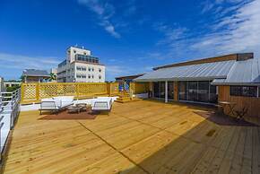 Kamp by Brightwild Rooftop Penthouse On Duval
