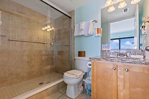 Top Floor Oceanfront Condo w Pool Beach Access