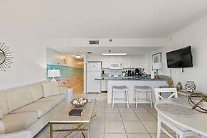 Top Floor Oceanfront Condo w Pool Beach Access