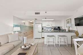 Top Floor Oceanfront Condo w Pool Beach Access