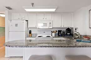 Top Floor Oceanfront Condo w Pool Beach Access
