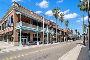 Casa Romeo Gorgeous Ybor Apt Steps to 7th Ave