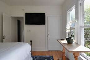 Soho Escape by Brightwild Gorgeous Apt in Soho