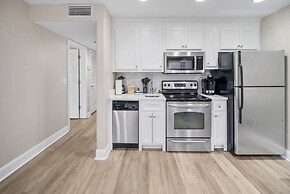 Modern & Spacious PCB Condo! 1st Floor, Pvt Porch