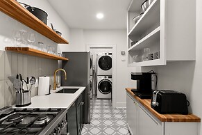 Soho Siesta Stunning Soho Apt w Private Balcony