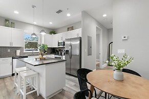 Canopy Cove Stunning 2BR Apt Heart of Downtown