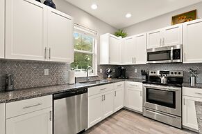 NEW Canopy Cabana Luxury Downtown Apt