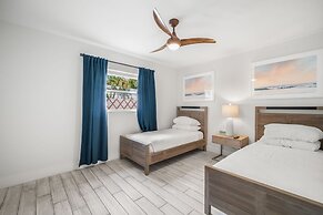 Stunning 2BR Suite, Just Steps to the Beach